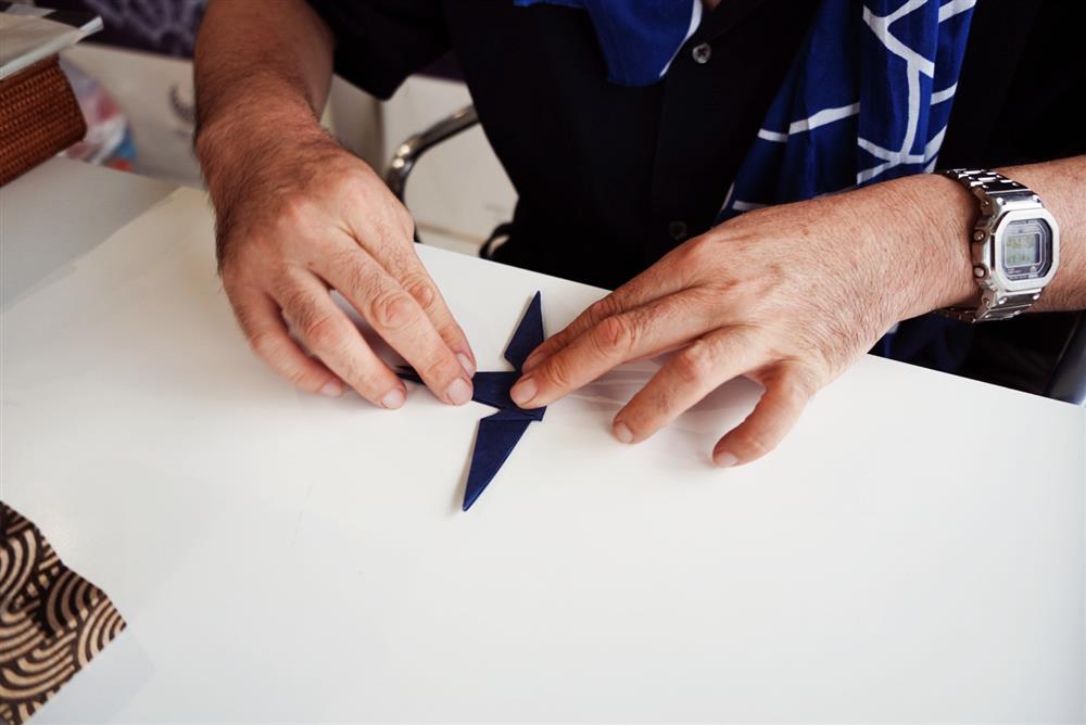 藝術家野老朝雄將親自來台佈展並與台灣民眾共創展覽新作「祈福千紙鶴」，精彩創作過程將以影片完整紀實，未來於國際影音串流平台TaiwanPlus呈現給全球觀眾。