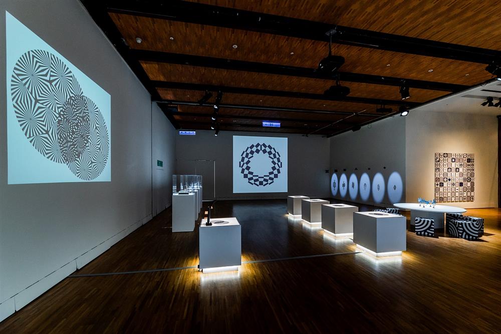 小檔展覽現場除了多件設計新作首次發表，還有野老朝雄眾多代表作品特別空運來台展出。此外，展場匯集近300幅經典紋樣，以4米高巨幅投影展現幾何藝術帶來的視覺震撼。