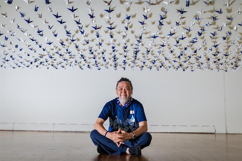 小檔藝術家野老朝雄親自來台佈展並進行「現地創作」，與台灣群眾共創展覽新作「祈福千紙鶴」於展場獨家發表。(2)