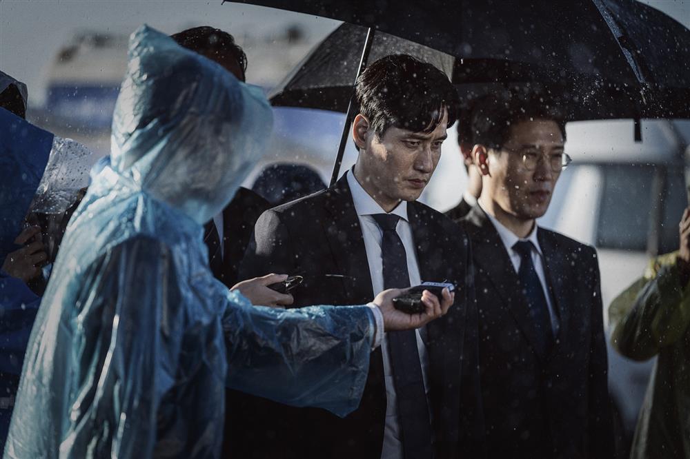 緊急迫降_新聞稿照06_《夫婦的世界》朴解浚詮釋青瓦臺危機管理中心室長一角 緊急迫降_新聞稿照06_《夫婦的世界》朴解浚詮釋青瓦臺危機管理中心室長一角