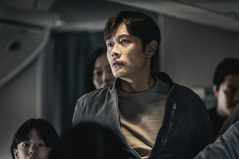 緊急迫降_新聞稿照02_李炳憲在電影中飾演即使有飛行恐懼症,仍為了女兒一起搭上飛機的乘客一角 緊急迫降_新聞稿照02_李炳憲在電影中飾演即使有飛行恐懼症,仍為了女兒一起搭上飛機的乘客一角