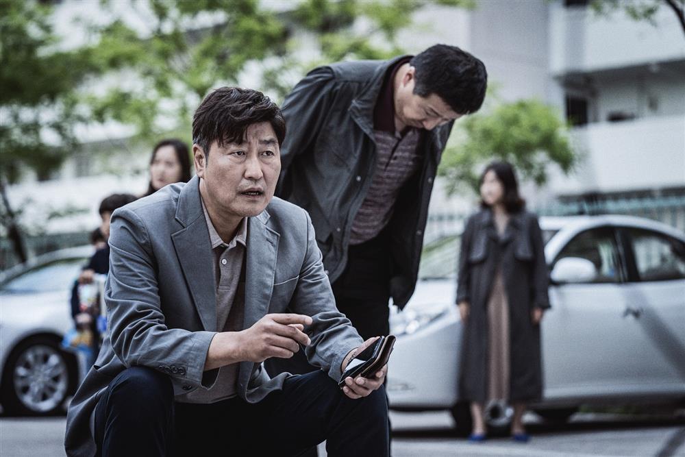 緊急迫降_新聞稿照01_宋康昊在《緊急迫降》中飾演追查前所未見航空災難事件的資深刑警 緊急迫降_新聞稿照01_宋康昊在《緊急迫降》中飾演追查前所未見航空災難事件的資深刑警