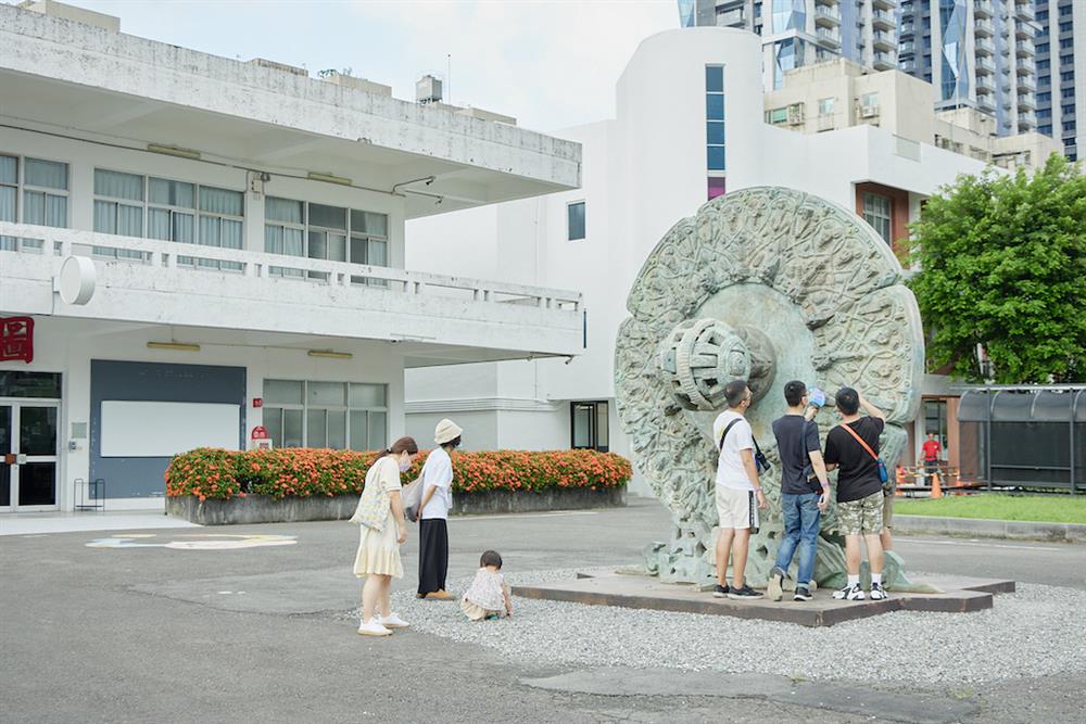 4 民眾可在空總園區窺見由7位藝術家創作的大型裝置作品,本圖為涂維政《卜湳文明遺跡—— 魂遁之輪》。 4 民眾可在空總園區窺見由7位藝術家創作的大型裝置作品,本圖為涂維政《卜湳文明遺跡—— 魂遁之輪》。