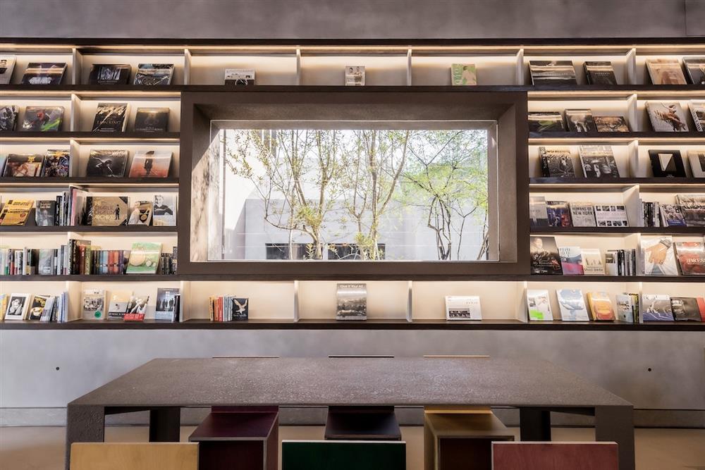 10. 土城「誠品生活時光」陽光從窗格灑落，讓書店隨著光線變化展現不同風貌