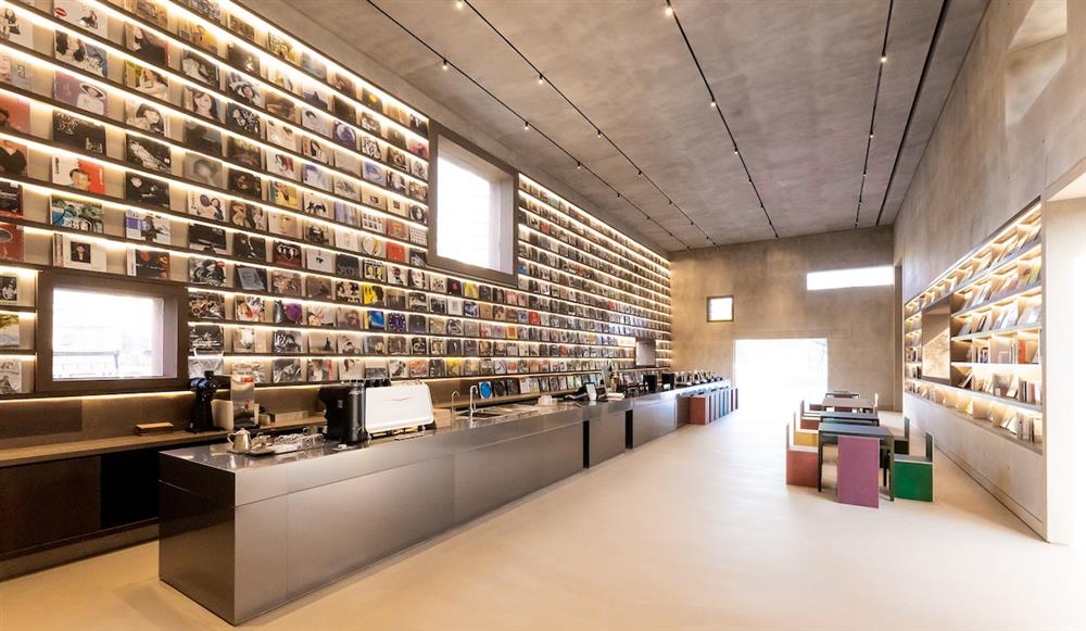 1. 土城「誠品生活時光」7.16試營運，店內挑高5米、採用清水模設計，以大面書牆和逾500片黑膠迎接讀者