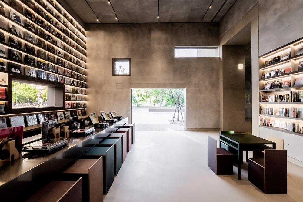 9. 土城「誠品生活時光」陽光從窗格灑落，讓書店隨著光線變化展現不同風貌