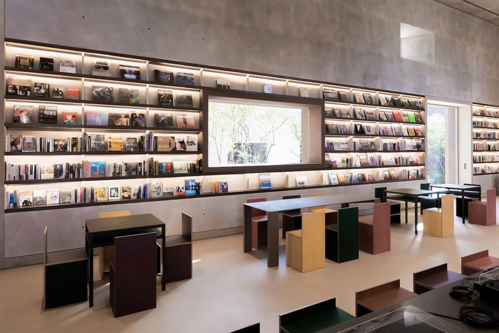 2. 土城「誠品生活時光」陽光從窗格灑落，讓書店隨著光線變化展現不同風貌