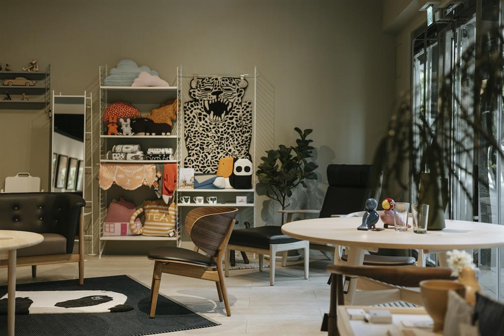 北歐櫥窗直營門市03.圖說 - 沉浸式體驗，讓北歐迷們近距離探索居家、工作情境，建構家中美學同步展現「關於家提案」，客製化訂製的私人的北歐幸福原味