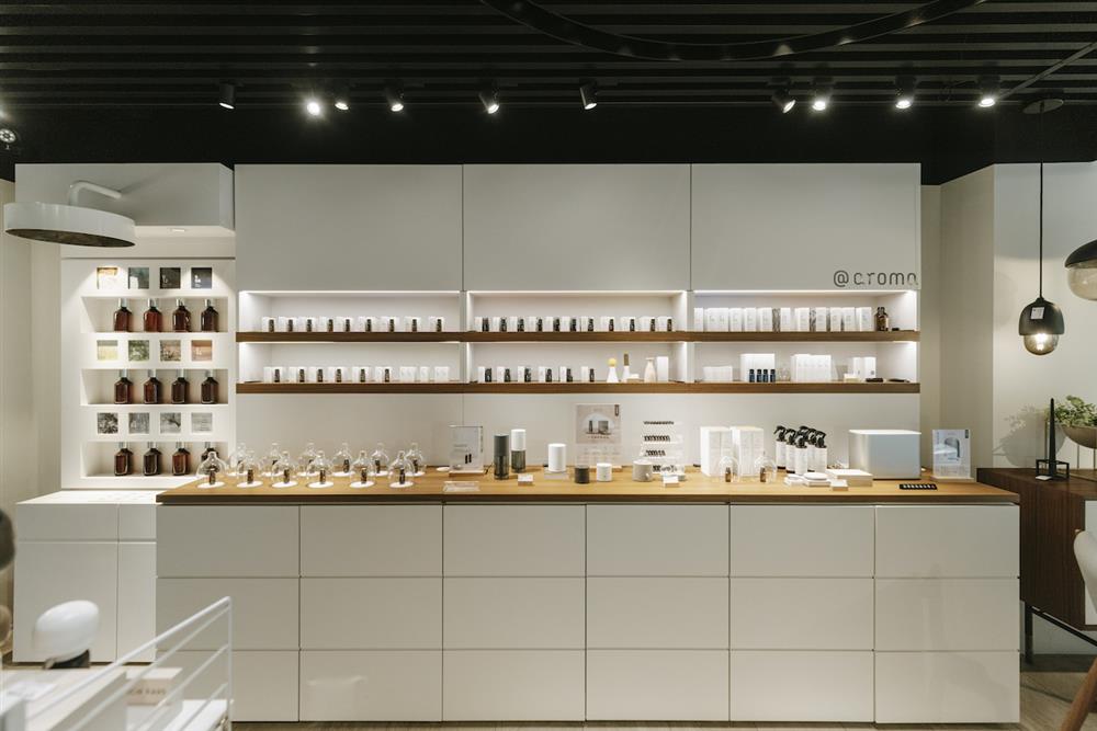 北歐櫥窗直營門市09.圖說 - Japanese Air的香氣在空間蔓延，喚起旅日的記憶，芳香工藝結合在地柚木、檜木，構建自然的生活場域