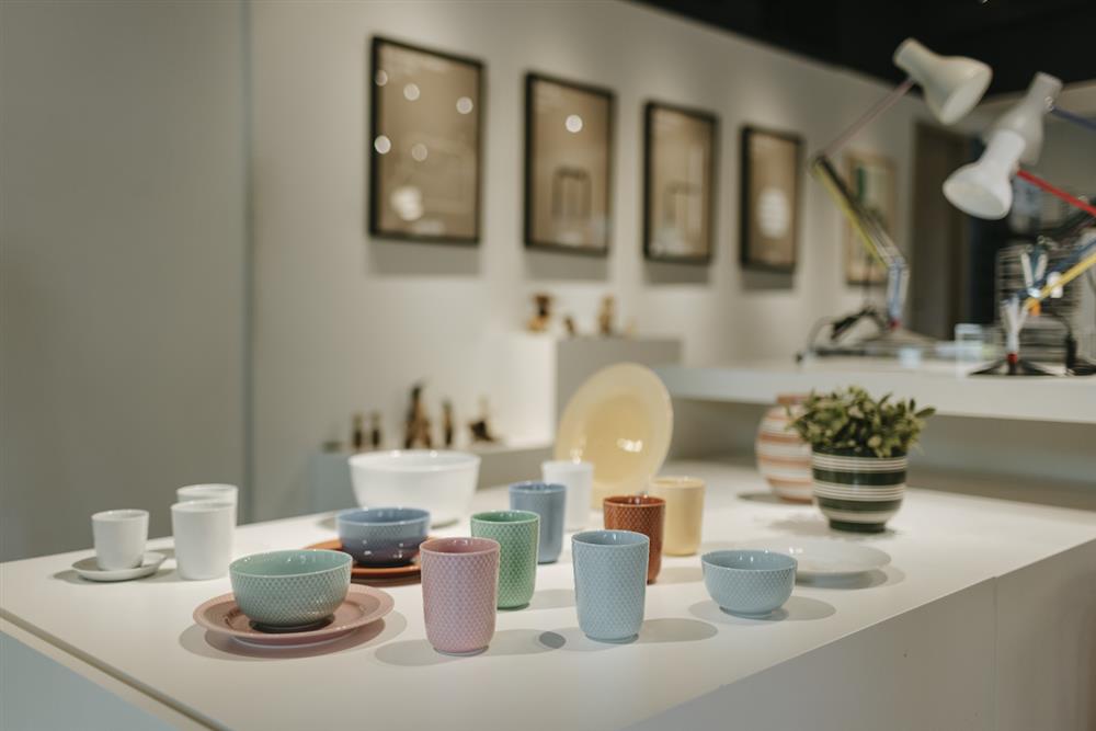 北歐櫥窗直營門市08.圖說 - 空間平台打造一處設計伸展台，每期主題策展以不同顏色的居家擺盤呈現