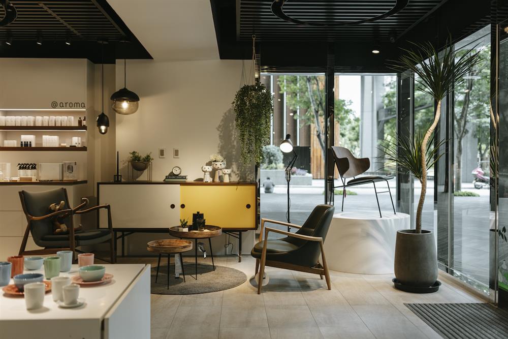 北歐櫥窗直營門市07.圖說 - 進門策展主題以北歐大師為前導展示，丹麥設計師 Ib Kofod-Larsen 的生涯代表作 — Elizabeth 伊莉莎白椅