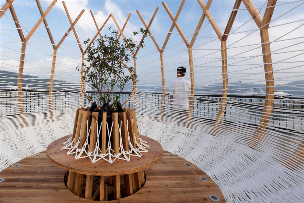 《築巢計畫I 繡眼畫眉》展現了范承宗的觀察力與創造力，他發現綠眼畫眉搭建巢穴有如工程師一般，步驟十分清楚，因此選擇以繩索、木材轉化靈感，展開一系列的創作。