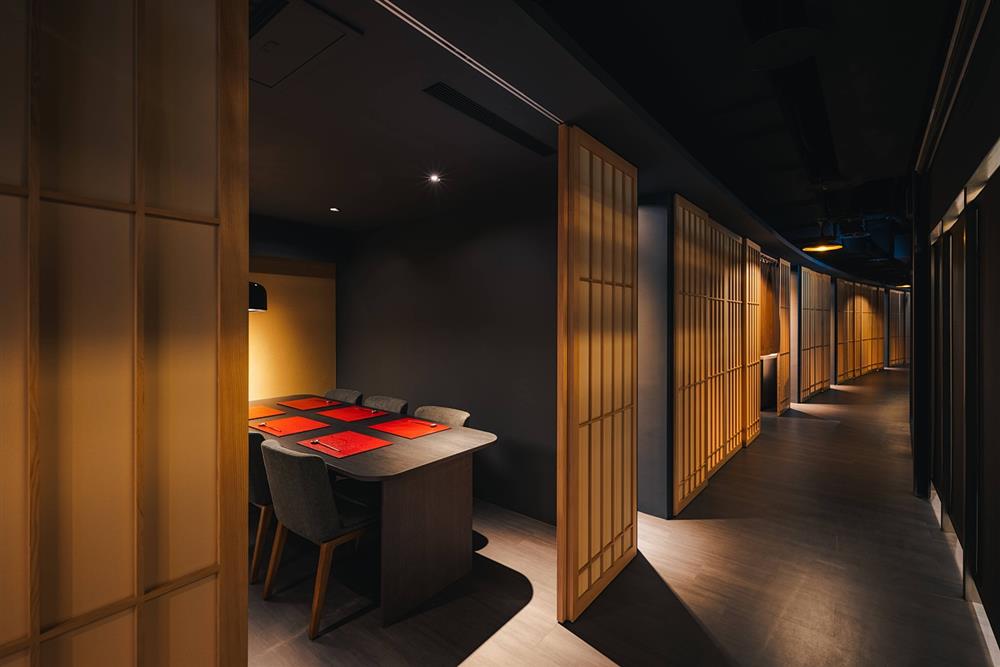 小檔宛如京都一條街的空間質感，提供包廂服務，滿足商務聚會需求