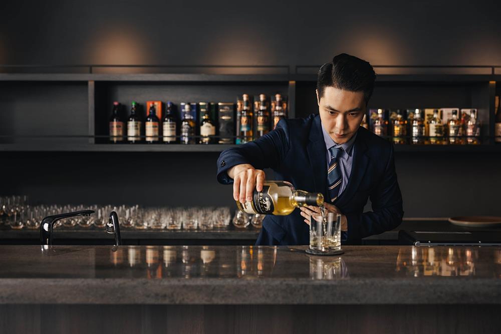 小檔純飲酒吧讓餐後賓客可以享受輕鬆交流-1透過三間餐廳資源共享的模式，以清酒、紅白酒佐餐搭配，不受限的嘗試，也為秋日和的精緻料理帶來多元變化。