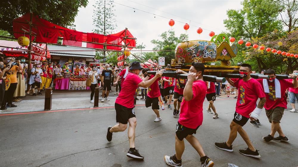 與神同巡|以香案桌概念,設計遶境觀賞平台 與神同巡|以香案桌概念,設計遶境觀賞平台