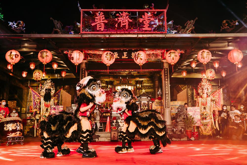 大溪大禧酬神戲|台灣石虎版小獅在廟埕初次演出 大溪大禧酬神戲|台灣石虎版小獅在廟埕初次演出