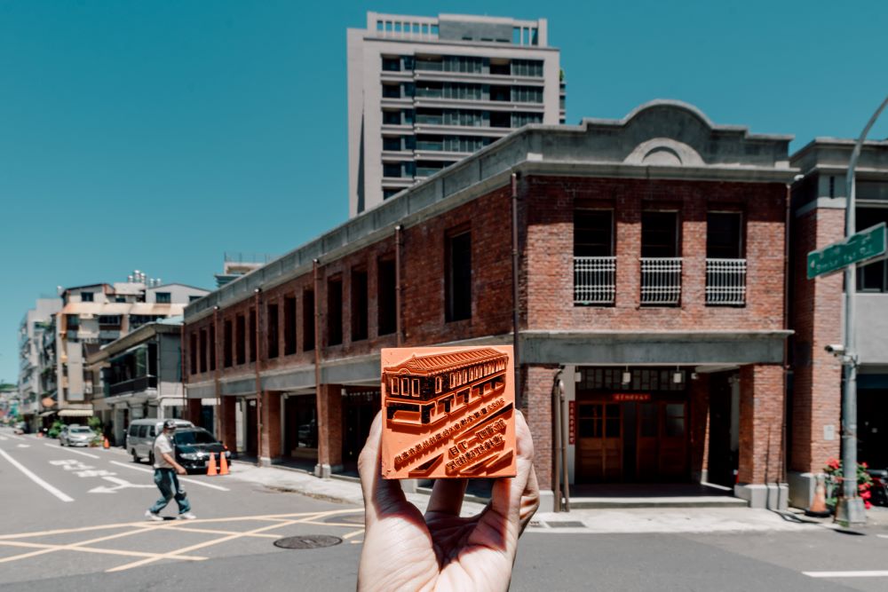 高雄百點集章行動圖章5 1000px哈瑪星僅存少數的日治時期街區建築的 #新濱町一丁目五連棟紅磚街屋