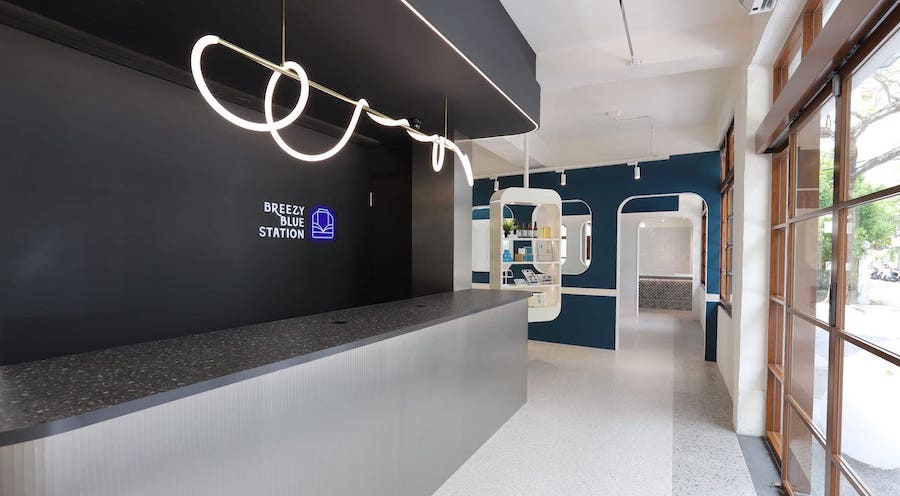 「藍皮意象館」屏東枋寮正式開幕！集結解憂月台、吧台休憩和策展功能的藍白空間