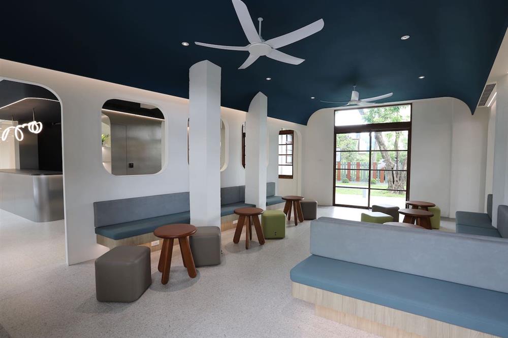 藍皮意象館「過去區」為藍皮車廂座位區及餐飲吧台區。（圖��雄獅旅遊）