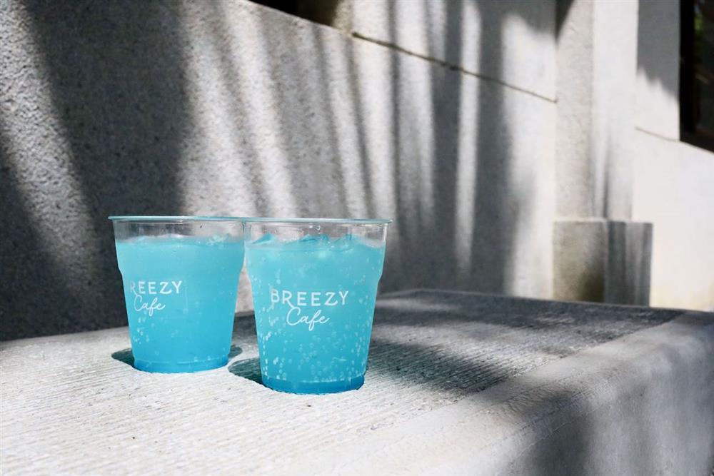 藍皮意象館活動期間內打卡即贈送特製迎賓飲料「藍皮波波」一杯。（圖��雄獅旅遊）