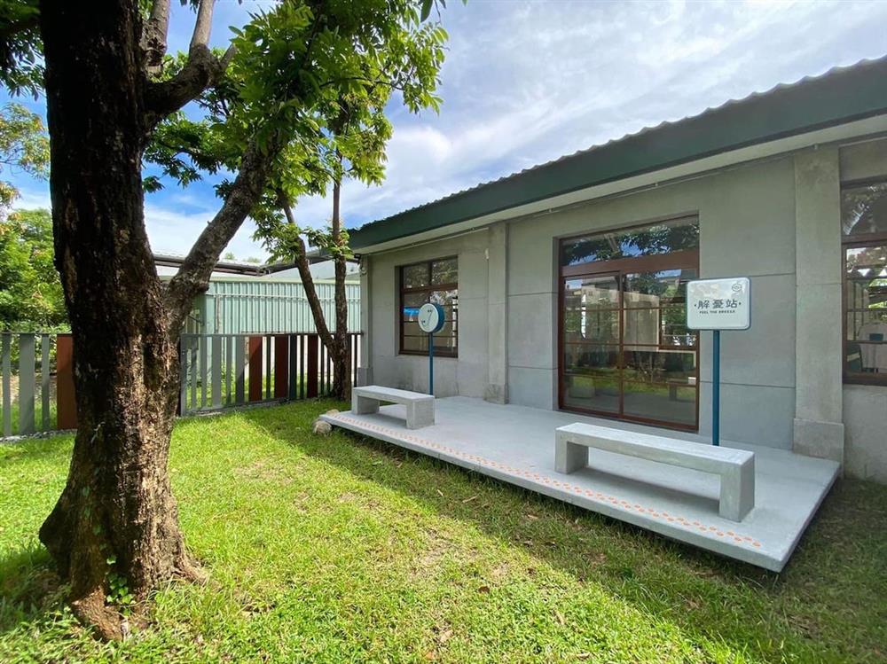 藍皮意象館後院還有還有Q版解憂月台。（圖��雄獅旅遊）