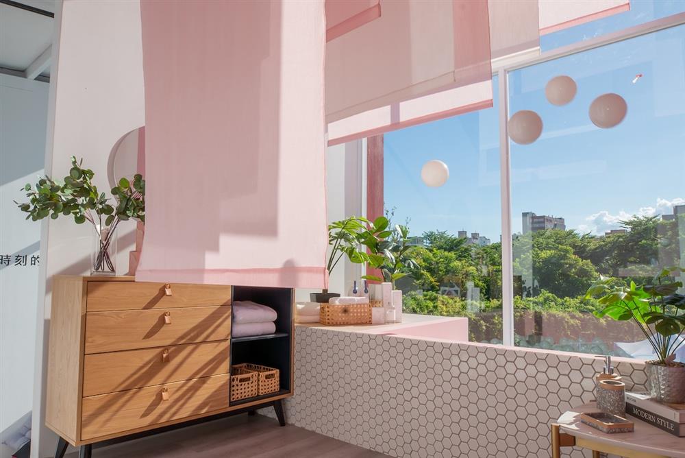 「香氣獨白」則是善用台東美術館的窗景，用香氛蠟燭充滿浴室空間，刻劃現代人喜愛運用藝術與香氣打造與自己共處的難得時刻 (1)