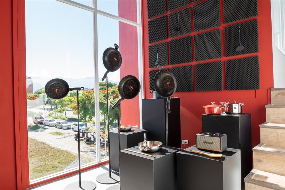 「音樂廚房」讓樂手們全憑感覺恣意演出，拋下樂譜，決定以台東山海為景做樂章、鍋具樂器，更顯台東浪漫的生活步調