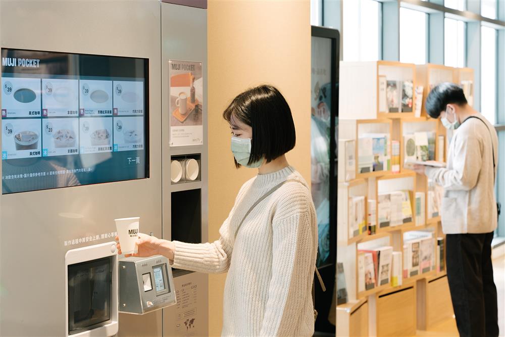 東部限定的「補水站」，方便顧客可免費取用純淨飲用水 (2)