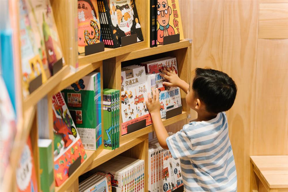 「木育廣場」提供孩童舒適自在的閱讀空間。