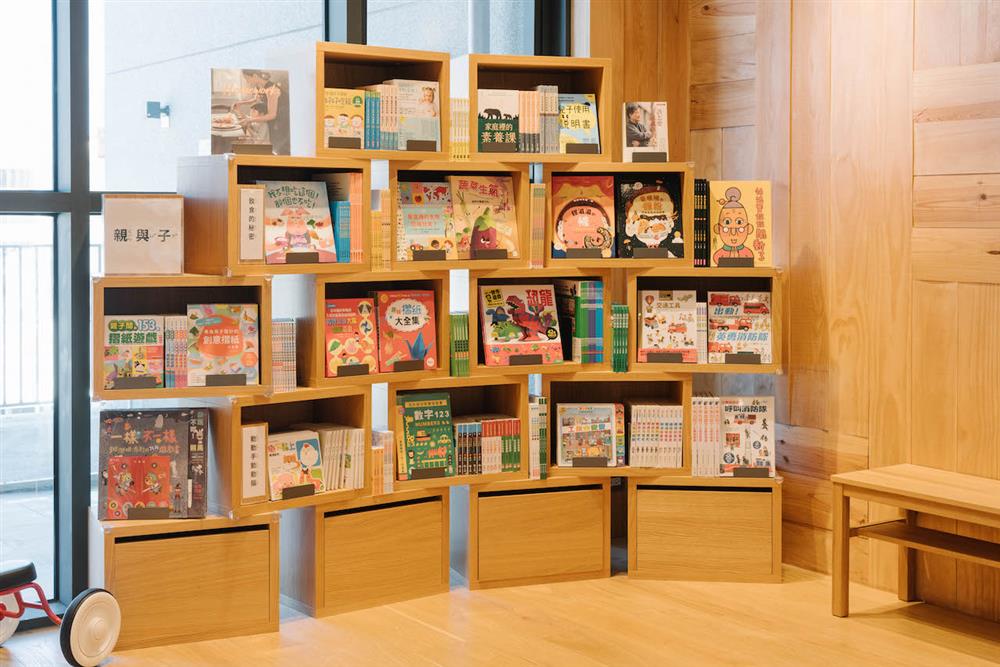 「木育廣場」販售約300本童書繪本，以「食育」為主題