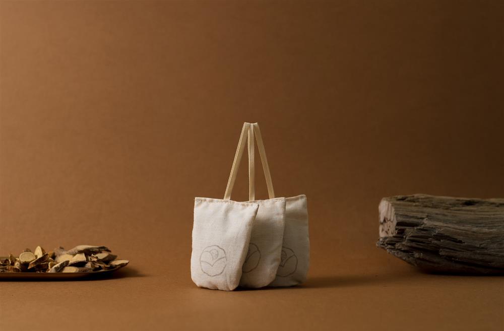 子有你Isuneed_頤香三蘊帖_漢方香包限量上市_情境照2