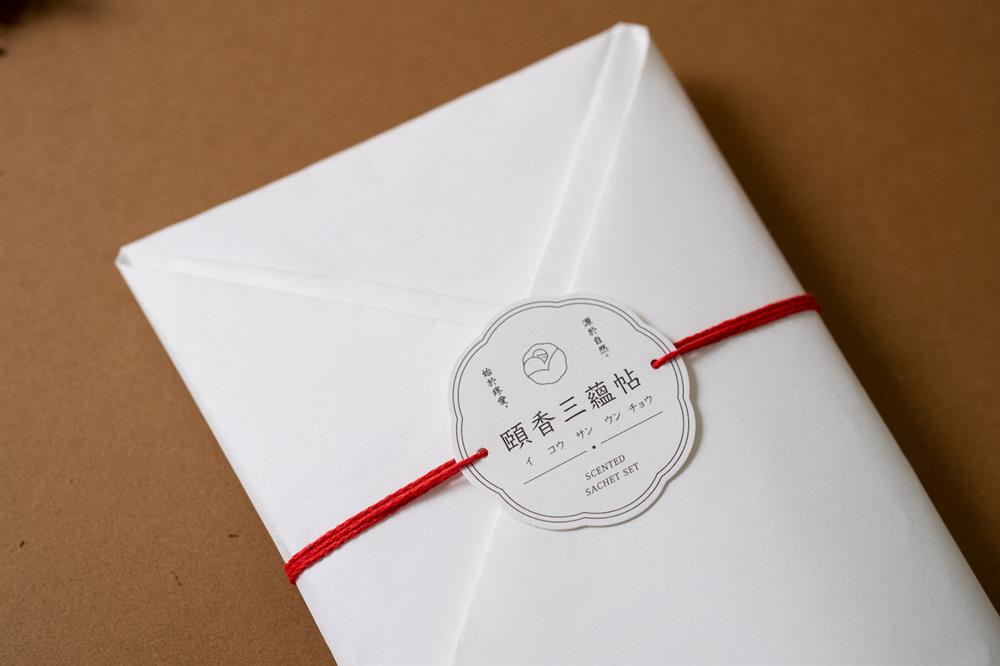 子有你Isuneed_頤香三蘊帖_漢方香包限量上市_情境照_日本武家折形紙禮