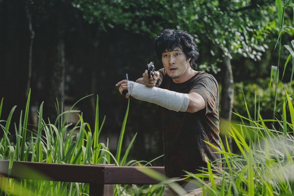 外星人_新聞稿照05_蘇志燮在電影中飾演遭外星人追擊的刑警 外星人_新聞稿照05_蘇志燮在電影中飾演遭外星人追擊的刑警