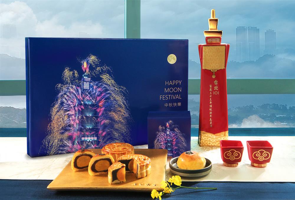 台北101紀念酒紅瓶與中秋月餅禮盒