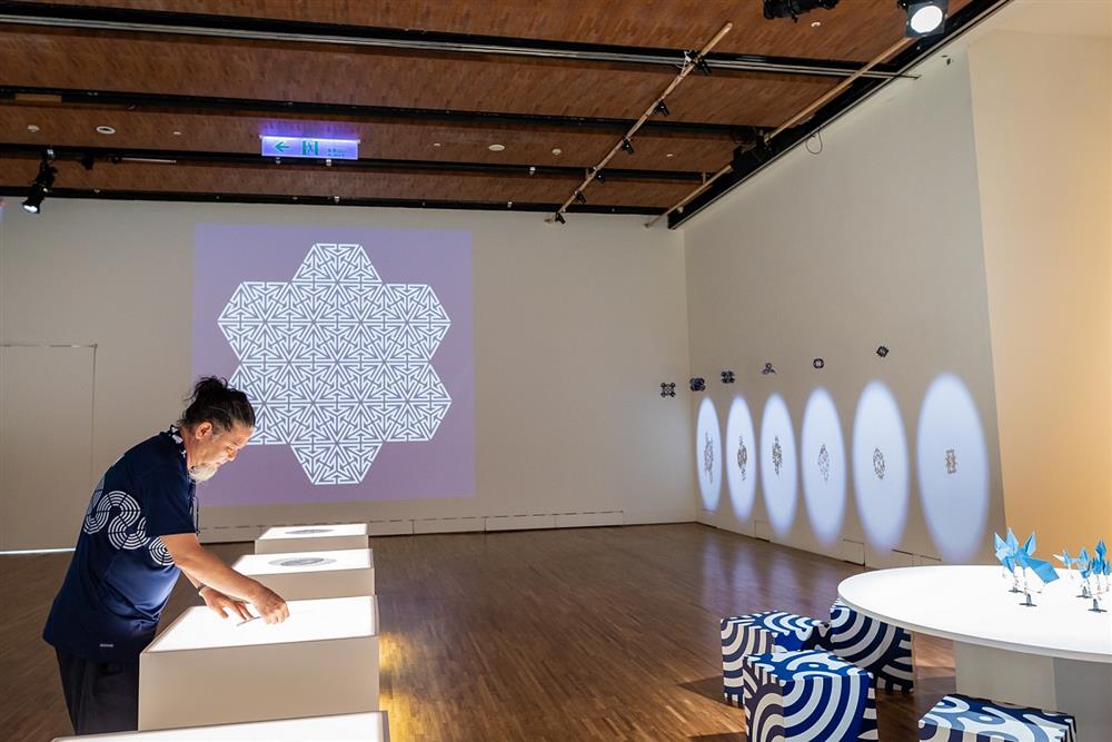 小檔展覽現場匯集近300幅經典紋樣,以4米高巨幅投影展現幾何藝術帶來的視覺震撼。(2) 小檔展覽現場匯集近300幅經典紋樣,以4米高巨幅投影展現幾何藝術帶來的視覺震撼。(2)