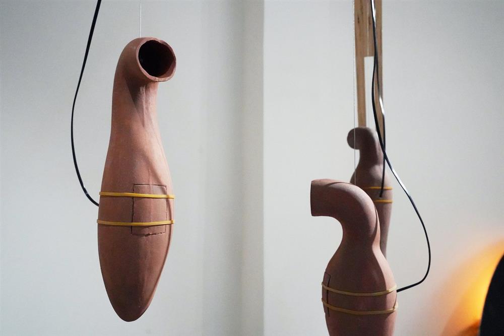 蔡咅璟,《山麻雀之歌》人工鳥巢藝術裝置,暗藏山麻雀的鳥鳴聲景,帶領觀眾透過聆聽,循線發掘,開啟與山麻雀連結的第一步 蔡咅璟,《山麻雀之歌》人工鳥巢藝術裝置,暗藏山麻雀的鳥鳴聲景,帶領觀眾透過聆聽,循線發掘,開啟與山麻雀連結的第一步