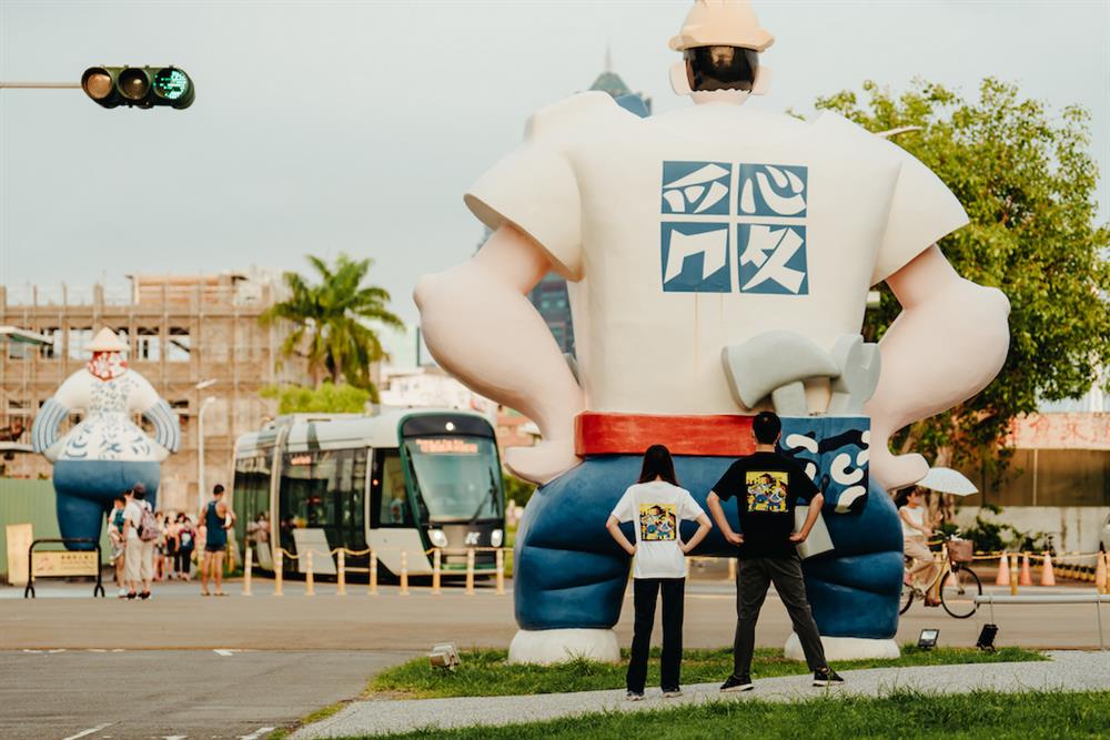 高雄場景NFT同步推出限定T恤，圖為Croter洪添賢以駁二工人漁婦為主題創作 