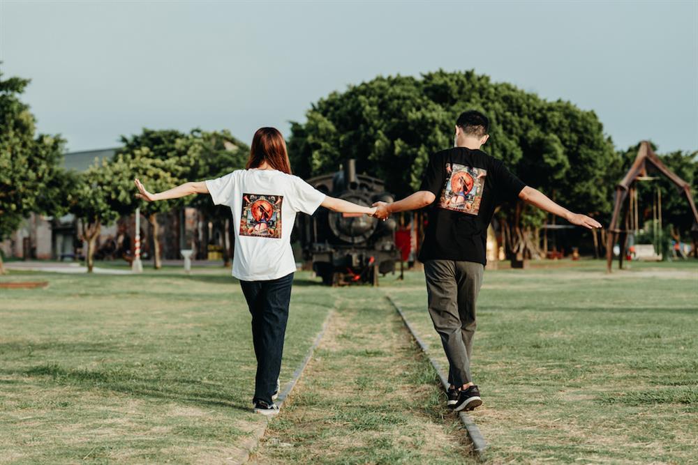 高雄場景NFT同步推出限定T恤，圖為氫酸鉀以細膩筆觸描繪蒸汽火車與水手服少女