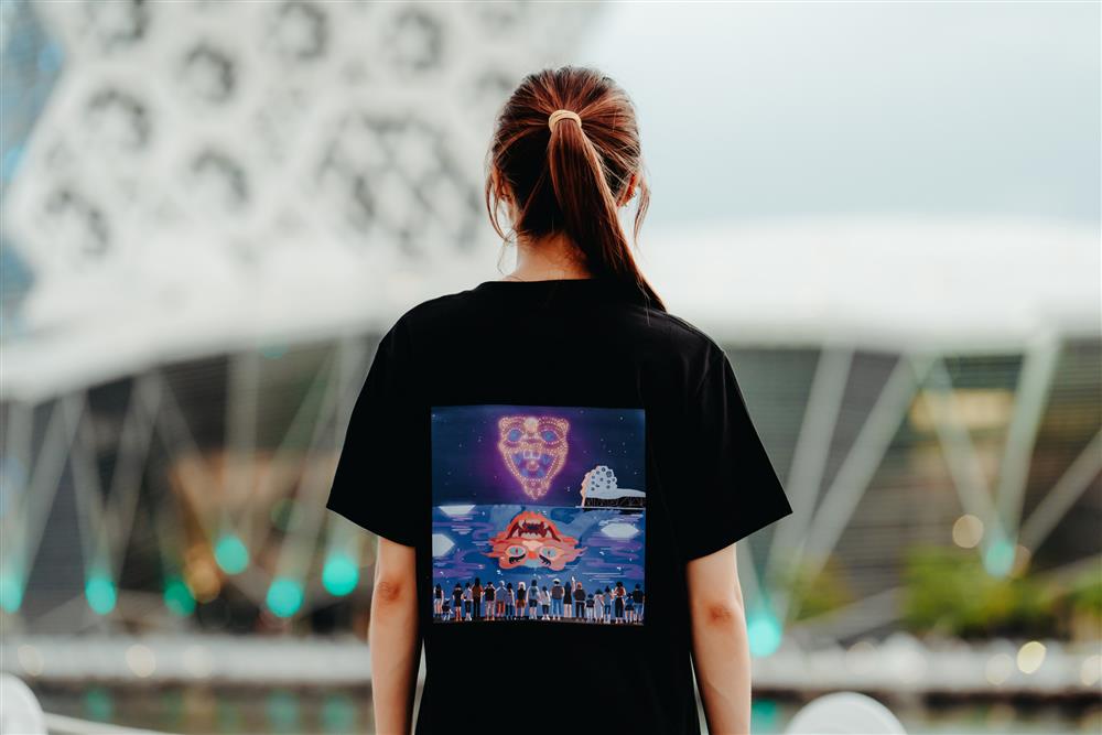 高雄場景NFT同步推出限定T恤，圖為慢熟工作室描繪年初燈會虎爺無人機難忘景象
