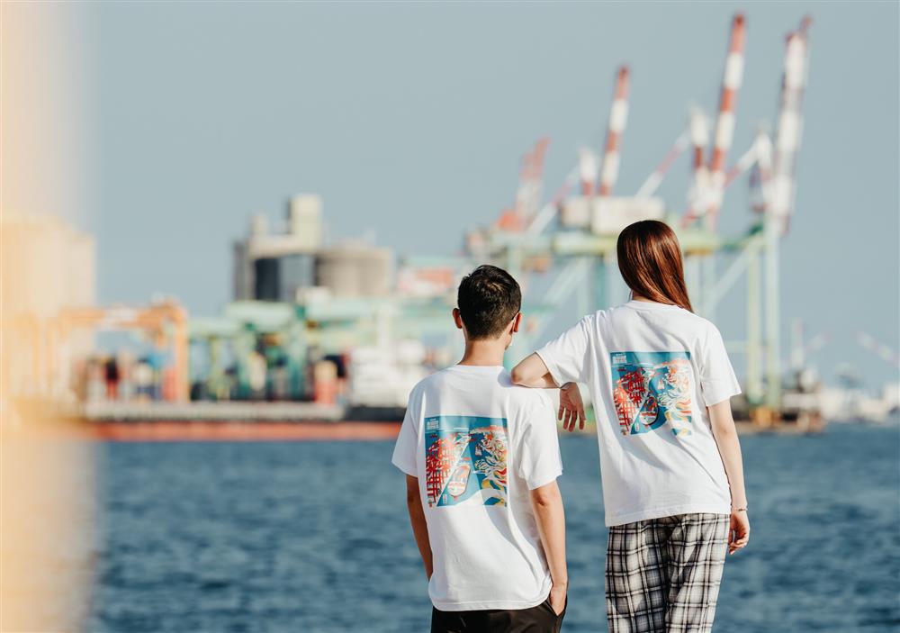 高雄百點集章行動高雄場景NFT高雄場景NFT同步推出限定T恤，圖為角斯角斯以高雄港口意象為主題創作