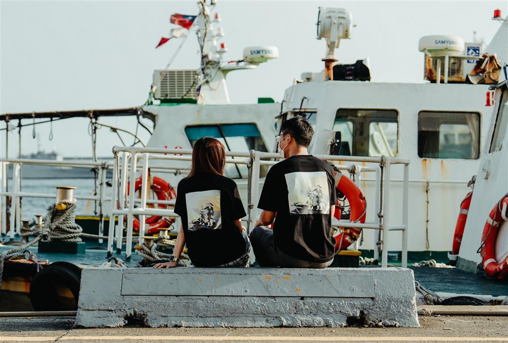 高雄場景NFT同步推出限定T恤，圖為Smoky涂皓欽畫出了大家的心聲：「高雄，好熱啊！」