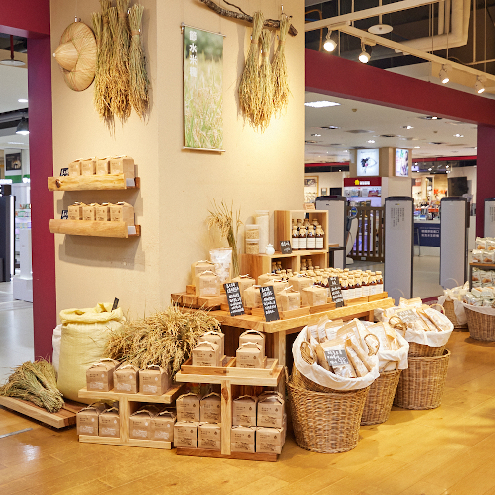 嘉義耐斯門市的新品貨架特別採用嘉義林管處所提供的阿里山區優質國產材「柳杉」。