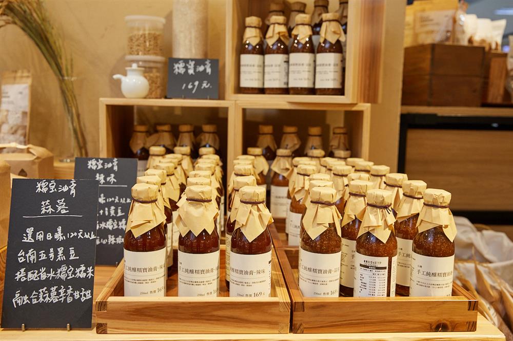 採用嘉大台南糯3號的糯米推出原味、蒜蓉及辣味三款醬油膏，入口香濃滑順。