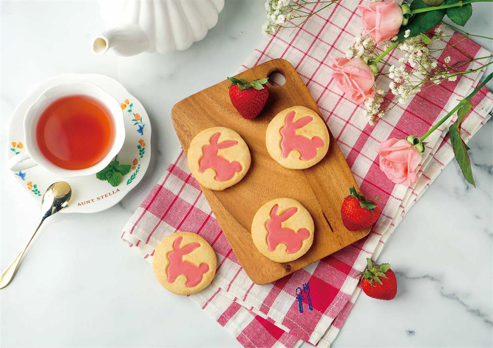 08 Aunt Stella 詩特莉採用精選頂級食材,全新研發「莓好月兔夾心餅乾」。 08 Aunt Stella 詩特莉採用精選頂級食材,全新研發「莓好月兔夾心餅乾」。