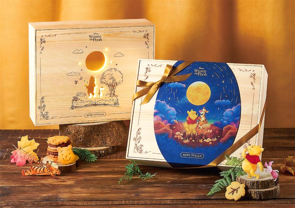 02 品牌獨創「維尼的月光旅程」鏤空夜燈禮盒,不僅為高端質感贈禮首選,更是維尼迷不可錯過的收藏。 02 品牌獨創「維尼的月光旅程」鏤空夜燈禮盒,不僅為高端質感贈禮首選,更是維尼迷不可錯過的收藏。
