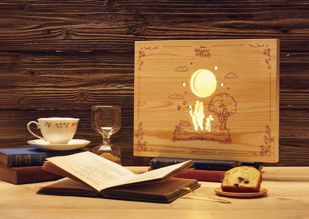 03 品牌獨創「維尼的月光旅程」鏤空夜燈禮盒,不僅為高端質感贈禮首選,更是維尼迷不可錯過的收藏。 03 品牌獨創「維尼的月光旅程」鏤空夜燈禮盒,不僅為高端質感贈禮首選,更是維尼迷不可錯過的收藏。