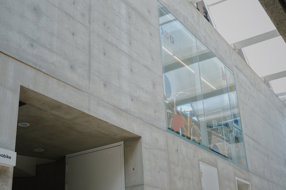 tokyobike單車生活研究社02 清水模建築二樓的簡約設計符合tokyobike的品牌意象
