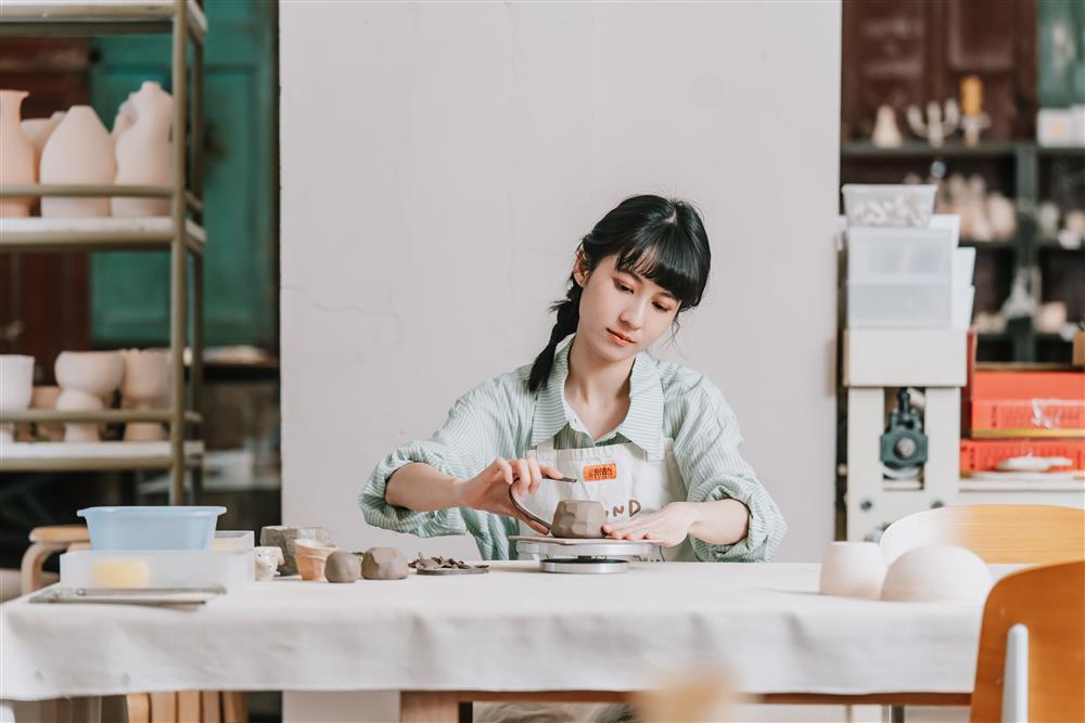 (圖1)捏塑出杯子的造型後，細細地靜靜地調整不同角度的細節。創作或許就是這樣的過程，在雕塑與修整的過程中，試著表現出最好的樣子。[1]