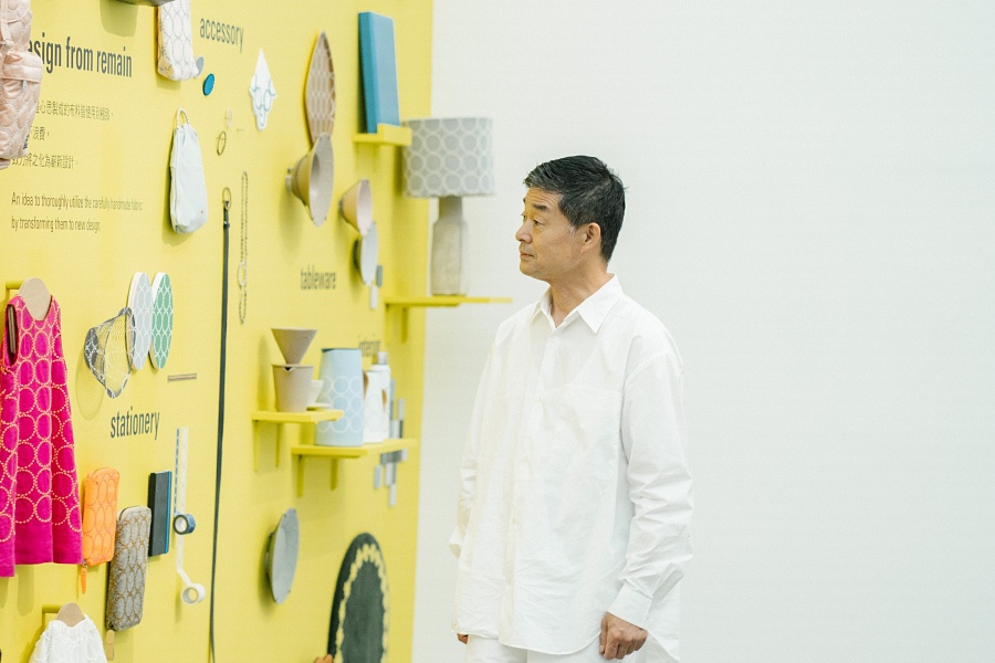 小檔皆川明2_設計師皆川明於高美館《TSUZUKU》展覽現場日本設計大師皆川明偕品牌團隊將於1月14、15兩日特別二訪高雄，與觀眾粉絲相遇高美館（攝影／鄭存妤）