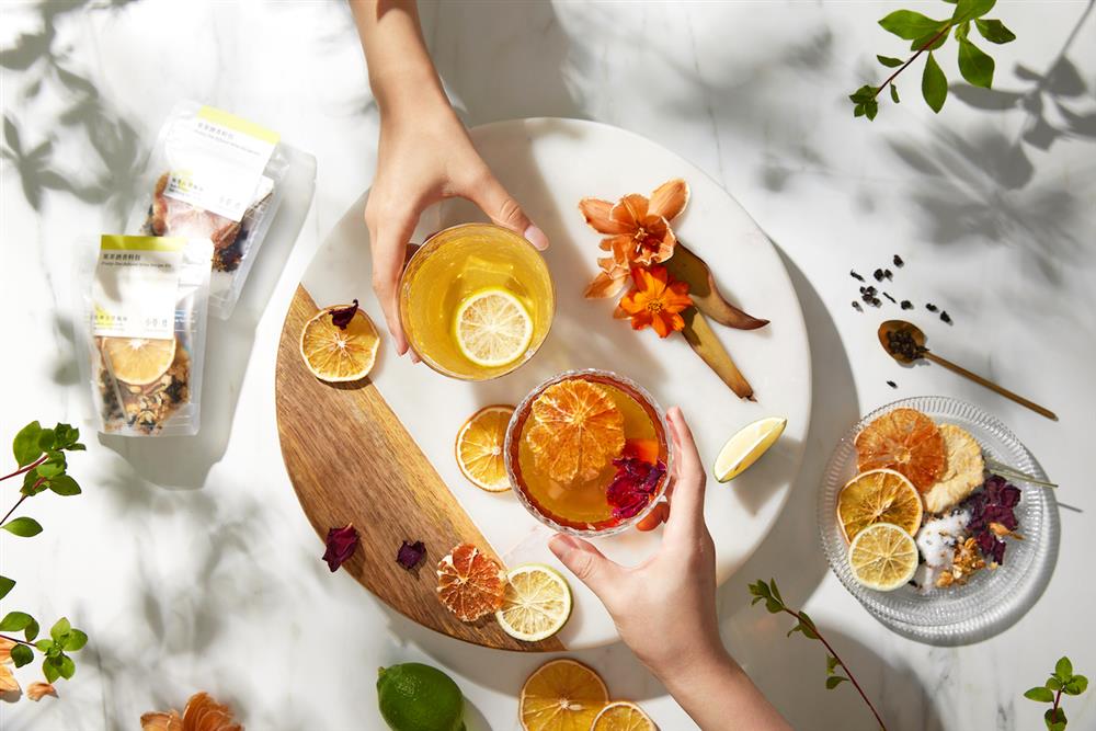 果茶酒香料包_飲用情境照01 果茶酒香料包_飲用情境照01